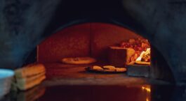 Brot und Gebäck werden in einem glühenden Holzofen gebacken