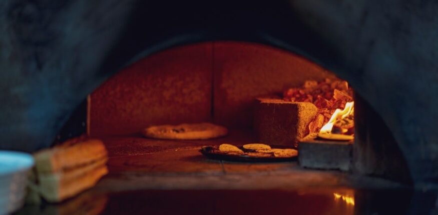 Brot und Gebäck werden in einem glühenden Holzofen gebacken