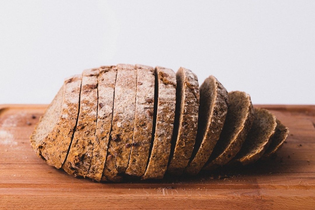 Aufgeschnittenes, rustikales Bauernbrot auf einem Holzbrett