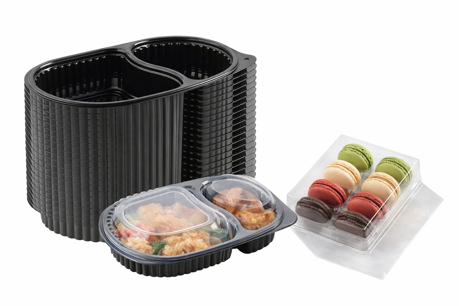 Stapel von schwarzen Take-away-Boxen und verpackte Makronen für den Restaurantversand.
